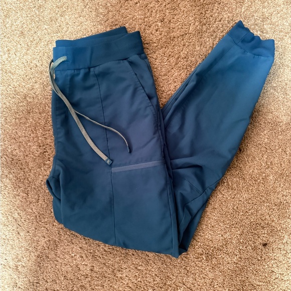 Fabletics Scrub Set - Picture 8 of 9